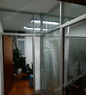 易昀玻璃隔断可选用单面中置和双面 根据办公环境的实际而定